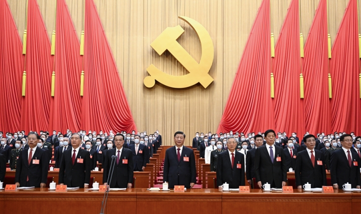 2022年10月16日，中国共产党第二十次全国代表大会在北京人民大会堂开幕。这是习近平、李克强、栗战书、汪洋、王沪宁、赵乐际、韩正、胡锦涛在主席台上。